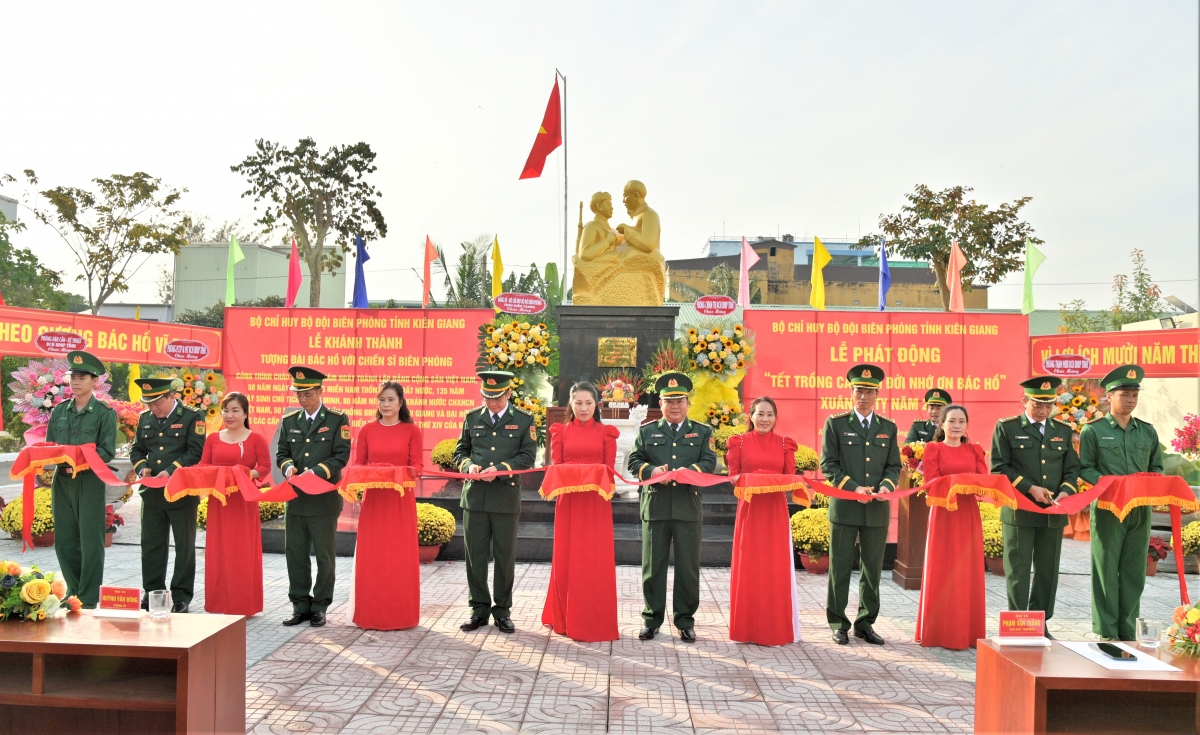 Khánh thành Tượng đài "Bác Hồ với chiến sĩ Biên phòng" tại Kiên Giang